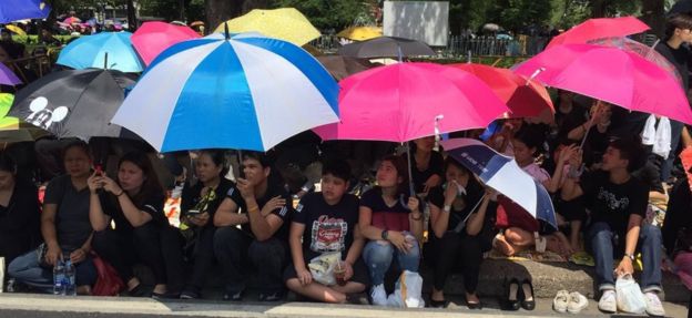 Trauernde, welche die Straßen von Bangkok den thailändischen Trauerzug des Königs am 14. Oktober 2016 erwartend zeichnen