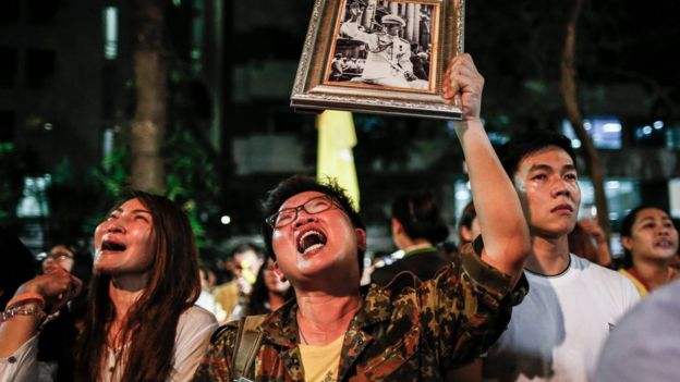 Thailändische Gönner beklagen für thailändischen König Bhumibol Adulyadej nach der Mitteilung seines Todes am Siriraj-Krankenhaus in Bangkok, Thailand, am 13. Oktober 2016.