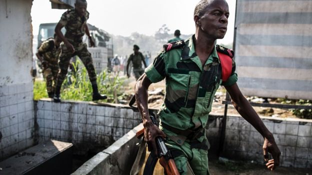Ein gabunischer Soldat läuft, um Stellung als Anhänger von Oppositionsführer Jean Ping-Protest zu nehmen