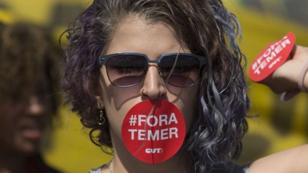 Ein Anhänger von Dilma Rousseff, ihr Mund bedeckte mit einem Aufkleber, der herein Portugiesisch liest;