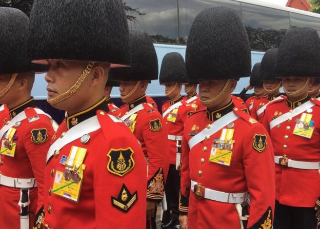 Soldaten gekleidet in den zeremoniellen Ausstattungen, die außerhalb des großartigen Palastes in Bangkok am 14. Oktober 2016 erfassen