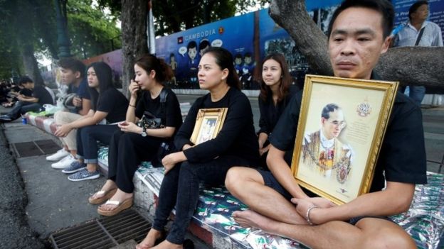 Thailändische Leute entlang dem Trauerzugweg in Bangkok (14. Oktober 2016)