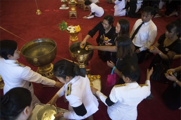 Thailändische Leute nehmen an königlicher Badenzeremonie am großartigen Palast am 14. Oktober 2016 in Bangkok, Thailand teil